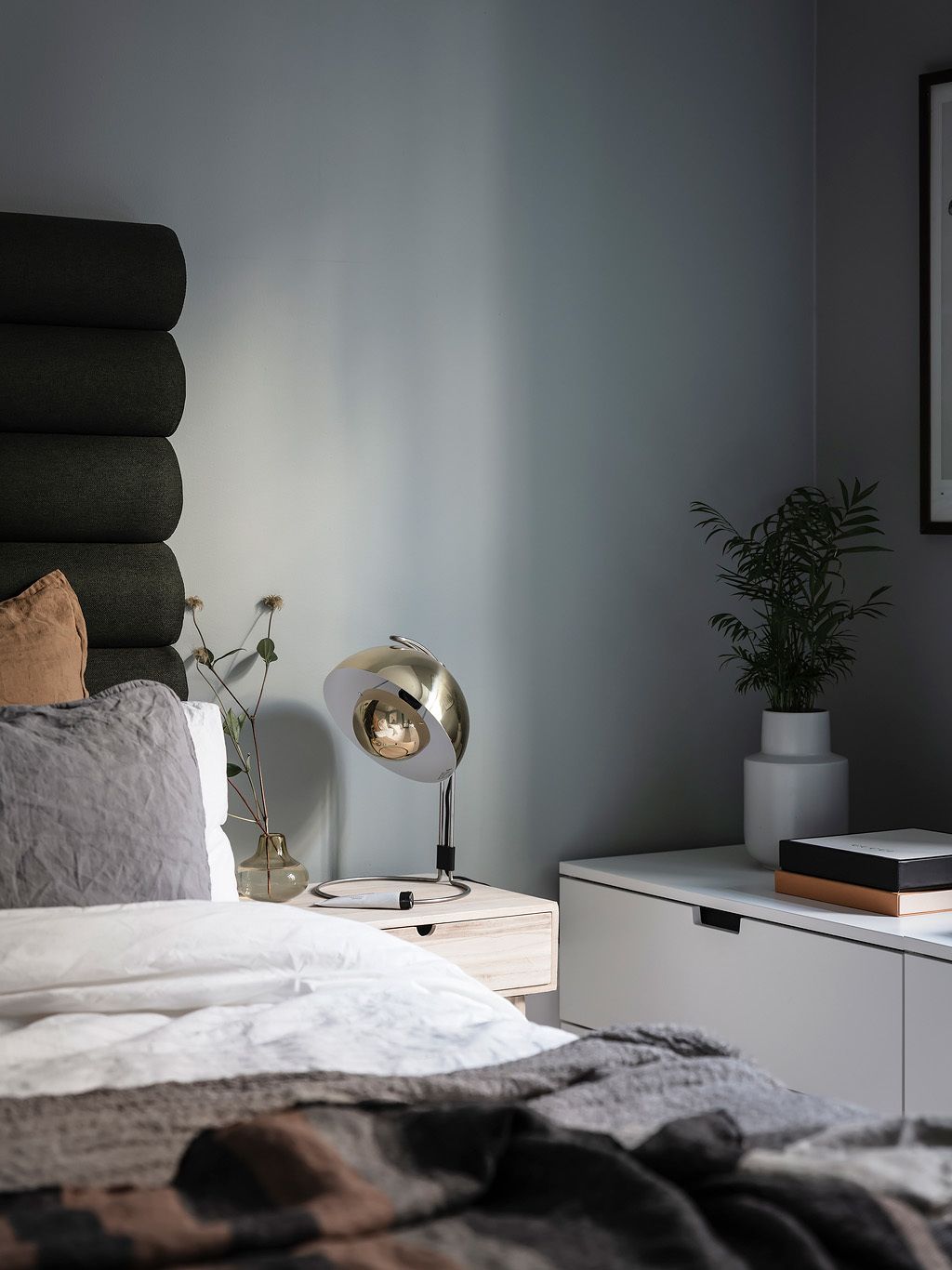 Hyvällä maulla suunniteltu makuuhuone luonnollisilla sävyillä 